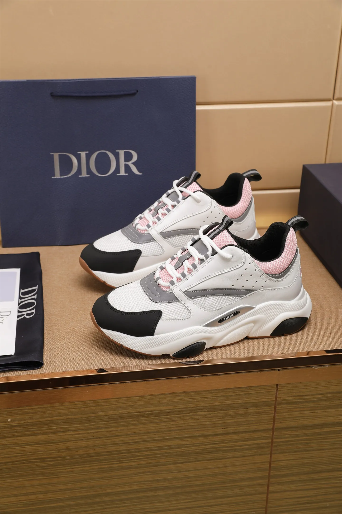 Factory price: 460💰Dior’s top version of D’s b22 men’s sports shoes. Inspired by retro running styles, the chunky low-top silhouette features gray calf leather and blue and white mesh fabric uppers, atop a black, white and blue engraved rubber sole. Nylon ribbon accents the blue mesh tongue and heel counter, and a "dio~" logo appears on the side. Pair it with a suit for a striking contrast and add a sportswear-chic edge to your look. The thick sole can be about 4cm~ Size: 38-45, [46, 47 customized]